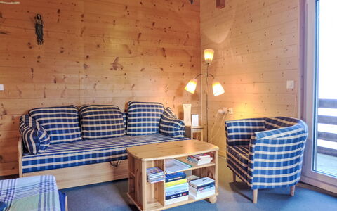 Chalet Ninette: Table, Meubles, Propriété, Confort, Canapé, Bâtiment, Bois, Éclairage, Design Intérieur, Oreiller