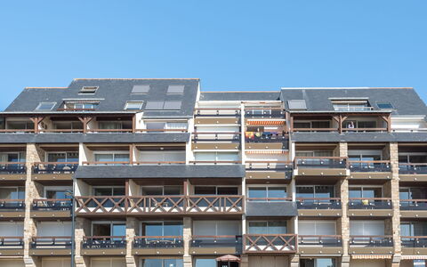 Carnac 122: Ciel, Bâtiment, Fenêtre, Rectangle, Bloc Tour, Design Urbain, Condominium, Zone Résidentielle, Matériel De La Propriété, Façade