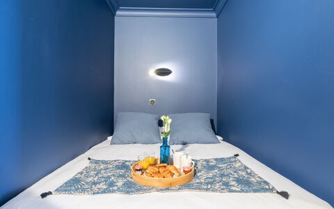 Carnac 122: Table, Meubles, Bâtiment, Cabinetry, Bleu, Bleu Azur, Chaise, Textile, Rectangle, Bois