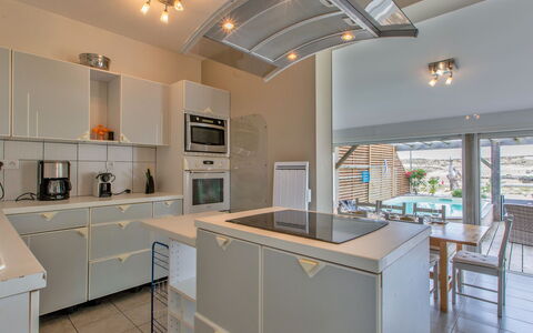 Les Baïnes: Cabinetry, Propriété, Comptoir, Meubles, Cuisinière, Appareil De Cuisine, Chaise, Bois, Évier, Design Intérieur