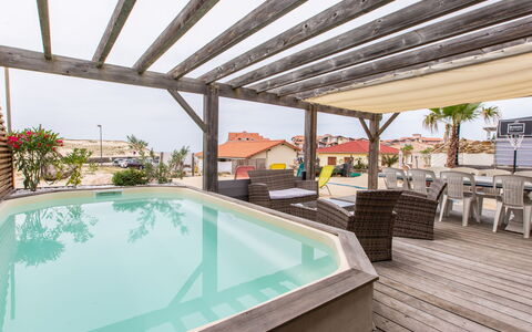 Les Baïnes: L'Eau, Propriété, Plante, Piscine, Bleu Azur, Chaise, Ombre, Mobilier De Jardin, Loisir, Immobilier