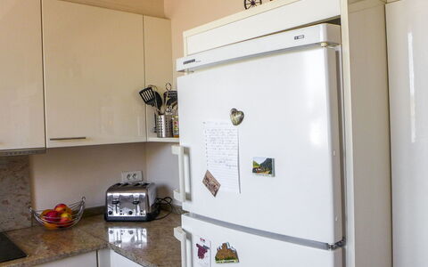 La Maison de L'Etang: Cabinetry, Comptoir, Appareil De Cuisine, Gaz Poele, Cooktop, Électroménager, Cuisinière, Bâtiment, Cuisine, Maison