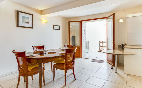 La Maison de L'Etang: Meubles, Table, Bâtiment, Chaise, Fenêtre, Cadre, Bois, Design Intérieur, Architecture, Plante D'Appartement