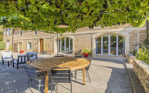 Le Mas des Buis: Plante, Table, Meubles, Fenêtre, Bâtiment, Arbre, Tableau De Plein Air, Chaise, Mobilier De Jardin, Surface De La Route