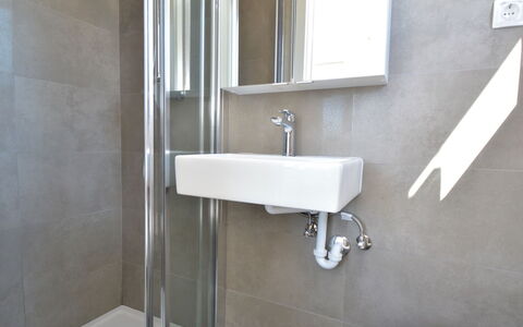 Mihotić: Marron, Robinet, Luminaire Plomberie, Miroir, Lavabo, Évier, Bâtiment, Salle De Bains, Bois