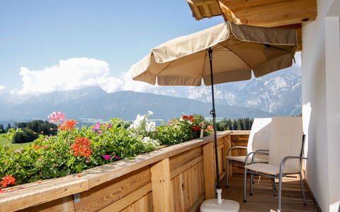Christine: Propriété, Maison, Immobilier, Pièce, Bâtiment, Vacances, Appartement, Meubles, Balcon, Domicile