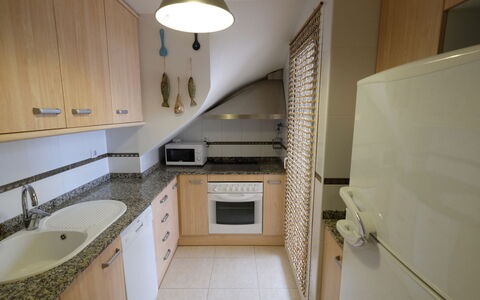 Residencial Mar: Pièce, Propriété, Design Intérieur, Meubles, Comptoir, Salle De Bains, Sol, Évier, Architecture, Maison