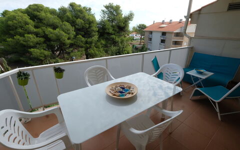 Residencial Mar: Propriété, Maison, Pièce, Balcon, Bâtiment, Immobilier, Table, Meubles, Appartement, Vacances