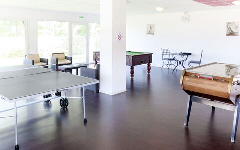Mimizan 645: Bâtiment, Propriété, Salle, Bois, Sol, Sol, Fenêtre, Design Intérieur, Table