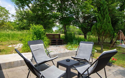 Tina: Plante, Meubles, Feuille, Chaise, Arbre, Ombre, Mobilier De Jardin, Bois, Design Intérieur, Herbe