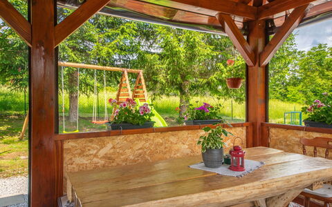 Tina: Plante, Fleur, Table, Bâtiment, Fenêtre, Pot De Fleur, Bois, Plante D'Appartement, Ombre, Porche