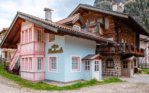 Campitello 627: Plante, Bâtiment, Propriété, Fenêtre, Ciel, Nuage, Maison, Bois, Arbre, Lot Terre