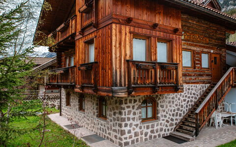 Campitello 627: Plante, Bâtiment, Fenêtre, Bois, Maison, Chalet, Arbre, Escaliers, Loisir