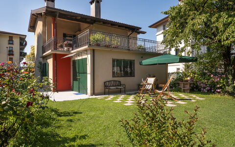 Casa con le Rose: Plante, Ciel, Bâtiment, Propriété, Fenêtre, Maison, Lot Terre, Arbre, Architecture, Chalet