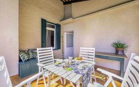 Casa con le Rose: Bâtiment, Propriété, Confort, Table, Bois, Design Intérieur, Ombre, Éclairage, Chaise, Salon