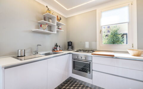 Casa con le Rose: Comptoir, Cabinetry, Propriété, Évier, Evier, Robinet, Cuisinière, Cuisine, Bois, Fenêtre