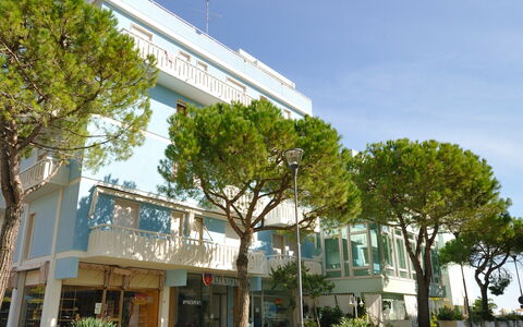 Bibione 703: Ciel, Plante, Bâtiment, Nuage, Arbre, Design Urbain, Ombre, Condominium, Zone Résidentielle, Immobilier