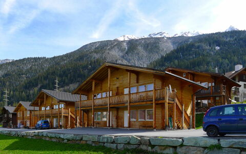 Sur Baselgia: Nuage, Ciel, Montagne, Propriété, Bâtiment, Plante, Roue, Voiture, Véhicule