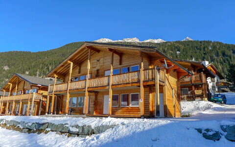 Sur Baselgia: Ciel, Neige, Bâtiment, Maison, Pente, Bois, Fenêtre, Montagne, Chalet, Loisir
