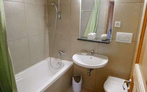 Sur Baselgia: Marron, Robinet, Luminaire Plomberie, Miroir, Propriété, Évier, Photographier, Baignoire, Lavabo, Salle De Bains