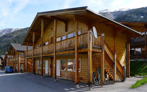 Sur Baselgia: Propriété, Maison, Cabane En Rondins, Bâtiment, Domicile, Immobilier, Montagne, Architecture, Chalet, Bois