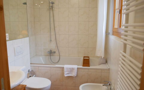 Samedan 7: Salle De Bains, Pièce, Propriété, Tuile, Luminaire Plomberie, Mur, Sol, Accessoire Salle De Bain, Design Intérieur, Bâtiment