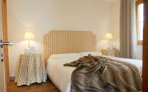 Samedan 7: Chambre, Lit, Meubles, Pièce, Drap De Lit, Literie, Cadre De Lit, Design Intérieur, Propriété, Rideau