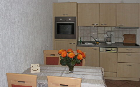 Gollwitz (Insel Poel) 110: Pièce, Propriété, Meubles, Cuisine, Cabinetry, Orange, Principaux Appliance, Comptoir, Design Intérieur, Bâtiment