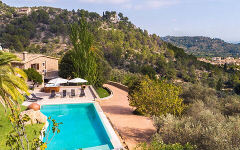 Santa Llucia: Piscine, Propriété, Paysage Naturel, Bleu Azur, Vacances, Maison, Arbre, Biens, Été, Mer