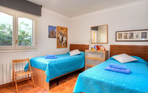 Gloria: Chambre, Meubles, Pièce, Propriété, Lit, Drap De Lit, Design Intérieur, Immobilier, Cadre De Lit, Bâtiment