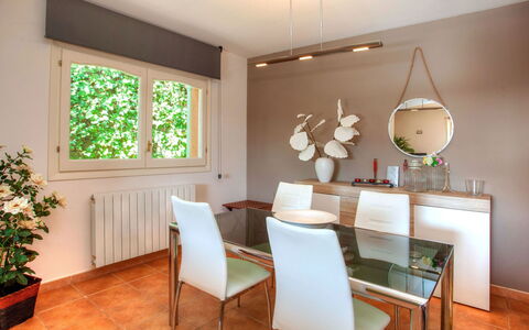 Gloria: Pièce, Propriété, Design Intérieur, Meubles, Sol, Salle À Manger, Bâtiment, Parquet, Maison, Plafond
