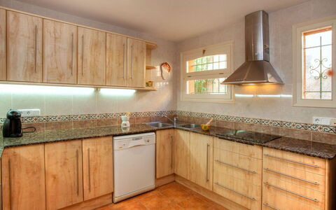 Gloria: Comptoir, Cabinetry, Propriété, Cuisine, Pièce, Meubles, Bâtiment, Sol, Design Intérieur, Tuile