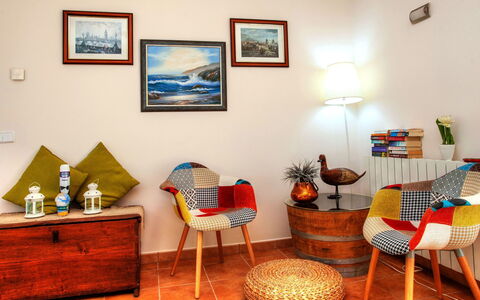 Gloria: Pièce, Design Intérieur, Meubles, Salon, Propriété, Sol, Table, Mur, Orange, Maison