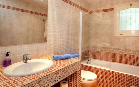 Gloria: Salle De Bains, Pièce, Propriété, Tuile, Design Intérieur, Immobilier, Mur, Architecture, Sol, Maison