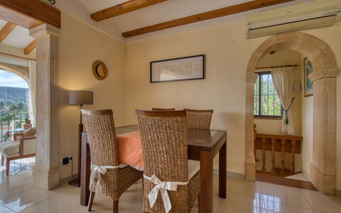 Isabelle: Pièce, Propriété, Bâtiment, Meubles, Plafond, Design Intérieur, Sol, Faisceau, Maison, Immobilier