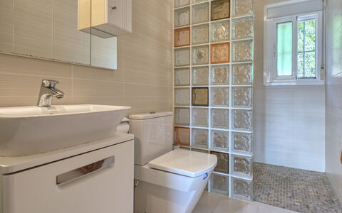 Isabelle: Luminaire Plomberie, Évier, Propriété, Lavabo, Salle De Bains, Armoire De Toilette, Violet, Robinet, Siège De Toilette