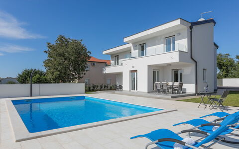 Villa Tonka: Propriété, Maison, Piscine, Bâtiment, Domicile, Immobilier, Villa, Zone Résidentielle, Architecture, Biens