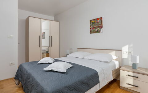 Villa Tonka: Chambre, Lit, Meubles, Pièce, Drap De Lit, Propriété, Matelas, Cadre De Lit, Sol, Literie