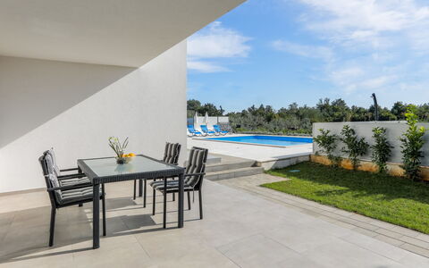 Villa Tonka: Propriété, Maison, Pièce, Immobilier, Bâtiment, Meubles, Architecture, Table, Design Intérieur, Domicile
