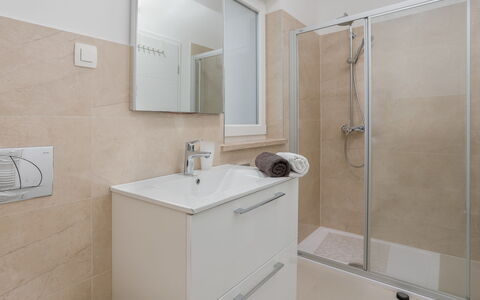 Villa Tonka: Miroir, Luminaire Plomberie, Robinet, Propriété, Évier, Salle De Bains, Bâtiment, Lavabo, Armoire De Toilette