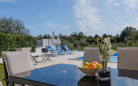 Villa Tonka: Propriété, Ciel, Immobilier, Vacances, Maison, Table, Recours, Meubles, Domicile, Loisir