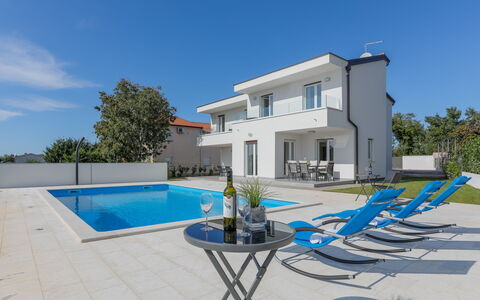 Villa Tonka: Ciel, Propriété, Piscine, Bleu Azur, Bâtiment, Mobilier De Jardin, Ombre, Fenêtre, Arbre, Loisir