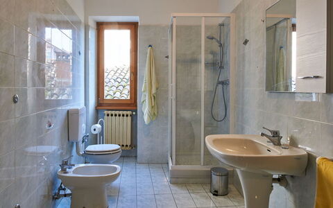 Charlie: Miroir, Évier, Luminaire Plomberie, Robinet, Propriété, Photographier, Lavabo, Bâtiment, Salle De Bains, Violet