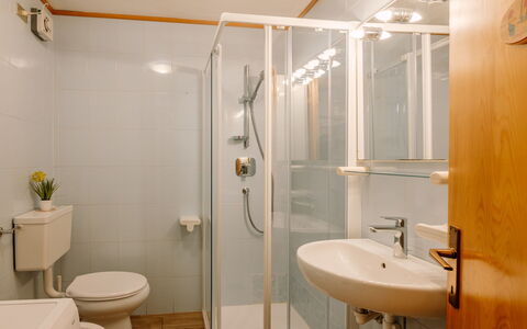 Cesa Lucilla: Design Intérieur, Sol, Sol, Lavabo, Bois, Luminaire Plomberie, Pièce, Évier, Plafond, Salle De Bains