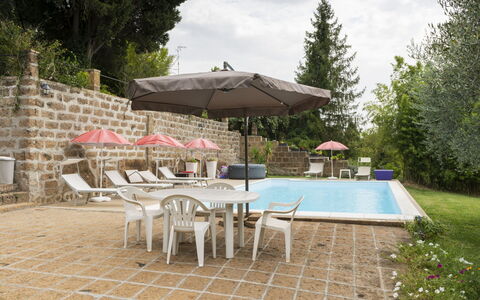 Casale ai Noccioli (Lvc165): Plante, Table, Meubles, Ciel, Chaise, Piscine, Parapluie, Nuage, Tableau De Plein Air, Arbre