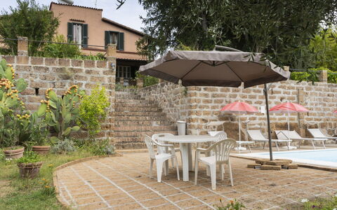 Casale ai Noccioli (Lvc165): Plante, Meubles, Propriété, Bâtiment, Table, Fenêtre, Fleur, Chaise, Arbre, Mobilier De Jardin