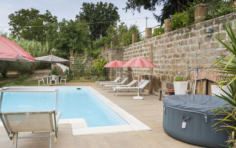 Casale ai Noccioli (Lvc165): L'Eau, Plante, Propriété, Meubles, Piscine, Arbre, Bâtiment, Chaise, Mobilier De Jardin, Nuage