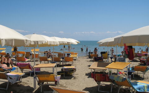 Lignano Pineta 642: L'Eau, Ciel, Meubles, Chaise, Mobilier De Jardin, Plage, Ombre, Parapluie, Plan D'Eau