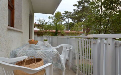 Lignano Pineta 642: Propriété, Meubles, Plante, Bâtiment, Chaise, Bois, Arbre, Mobilier De Jardin, Table, Maison