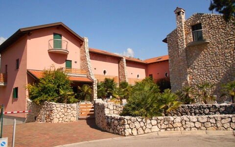 Lignano Sabbiadoro 634: Plante, Ciel, Bâtiment, Fenêtre, Bleu Azur, Maison, Lot Terre, Arbre, Biome, Zone Résidentielle